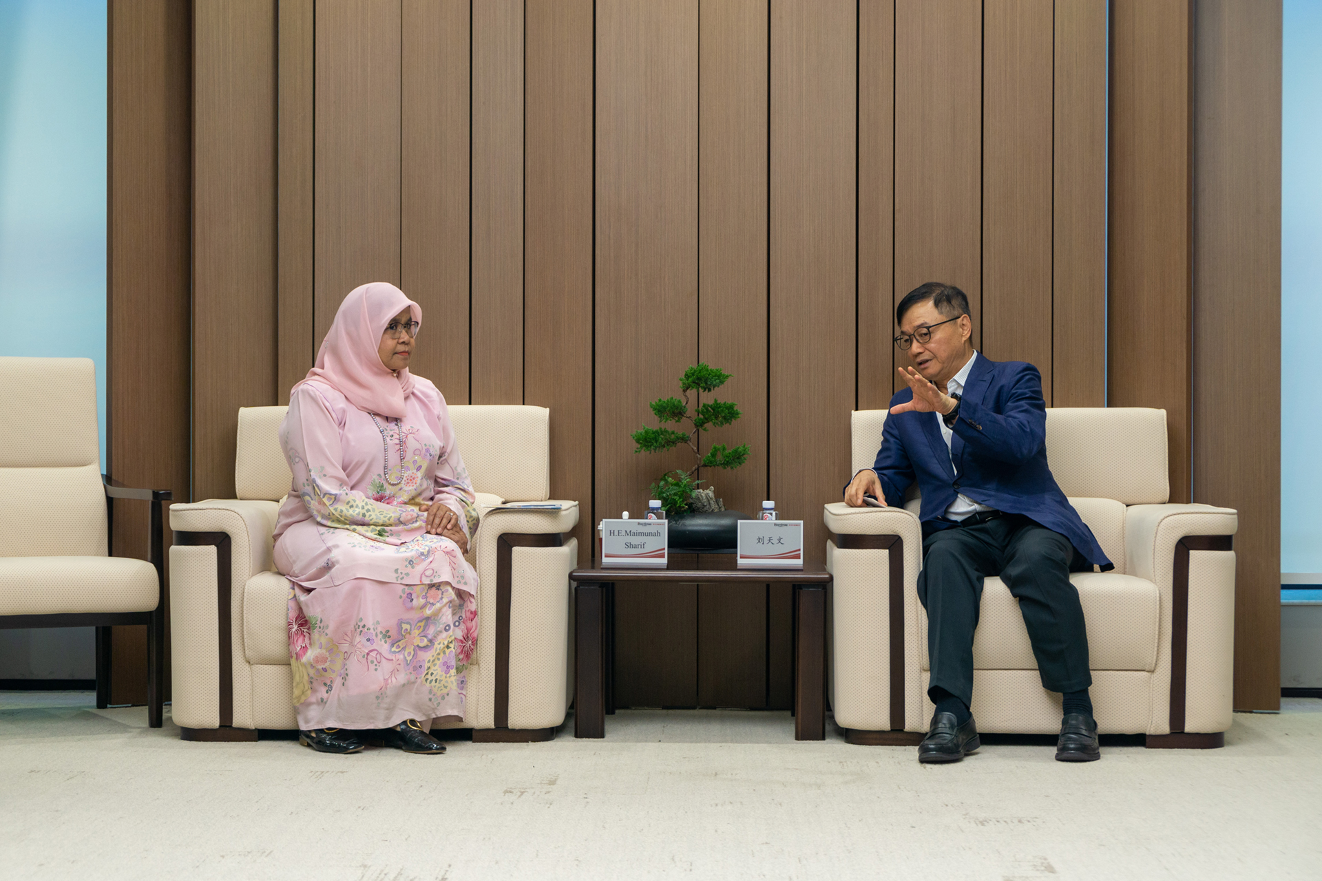 结合国副秘书长、人居署执行主任谢里夫女士一行到访XPJ官网动力